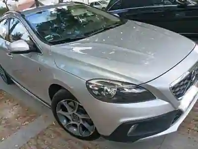 Volvo V40 Cross Country 2016 - 11000 EUR, 220000 km - AUTO.MOTO.pt - 220000km - foto 2 de 13