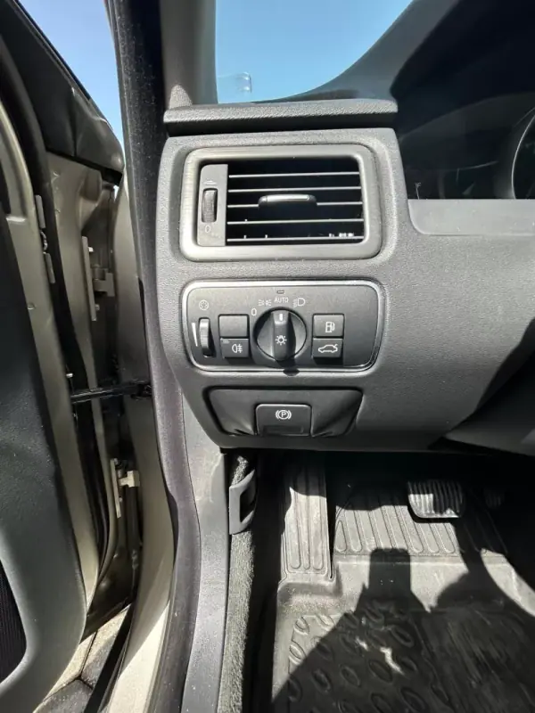 Volvo XC 70 2015 - 14990 EUR, 215301 km - AUTO.MOTO.pt - 215301km - foto 9 de 19