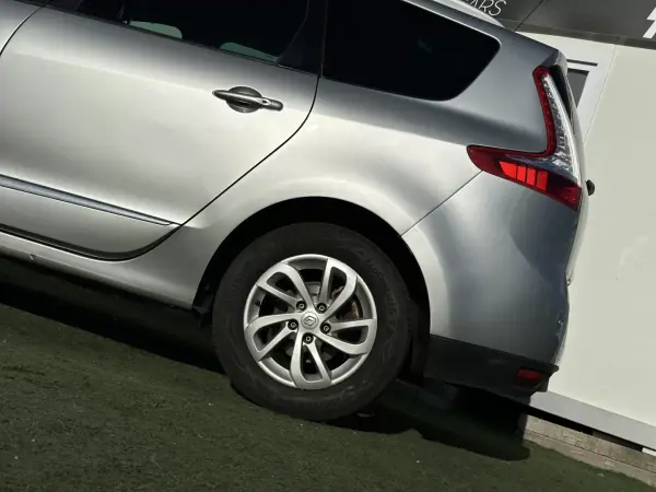 Renault Grand Scénic 2015 - 7990 EUR, 242000 km - AUTO.MOTO.pt - 242000km - foto 4 de 42