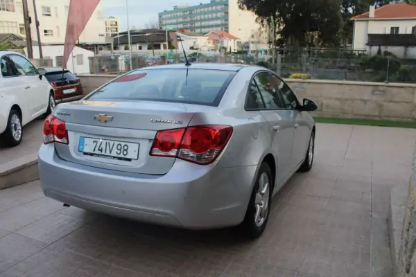 Chevrolet Cruze 2010 - 7450 EUR, 120000 km - AUTO.MOTO.pt - 120000km - foto 19 de 20