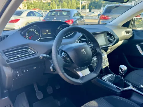 Peugeot 308 2018 - 9999 EUR, 120000 km - AUTO.MOTO.pt - 120000km - foto 6 de 19