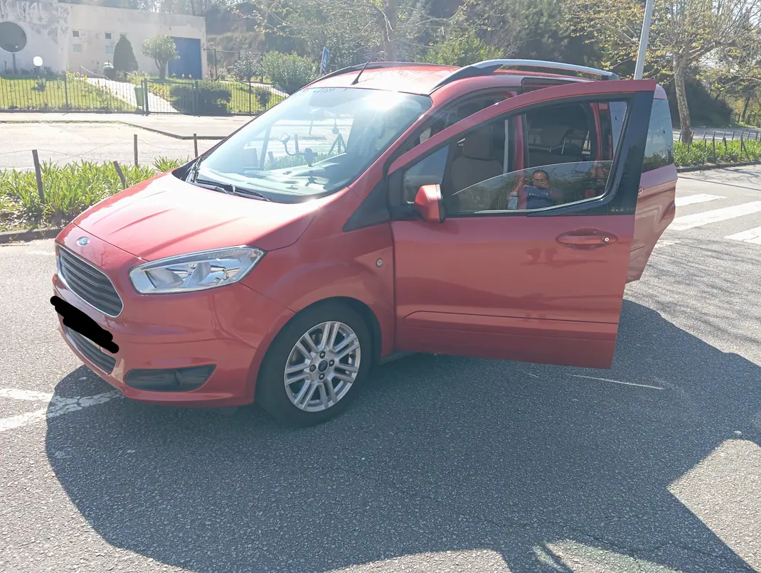 Ford Tourneo Courier 2017 - 10500 EUR, 122000 km - AUTO.MOTO.pt - 122000km - foto 3 de 13