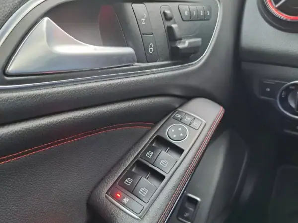 Mercedes-Benz CLA 45 AMG 2015 - 29990 EUR, 129249 km - AUTO.MOTO.pt - 129249km - foto 29 de 33