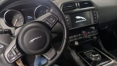 Jaguar XE 2018 - 13900 EUR, 147000 km - AUTO.MOTO.pt - 147000km - foto 4 de 14