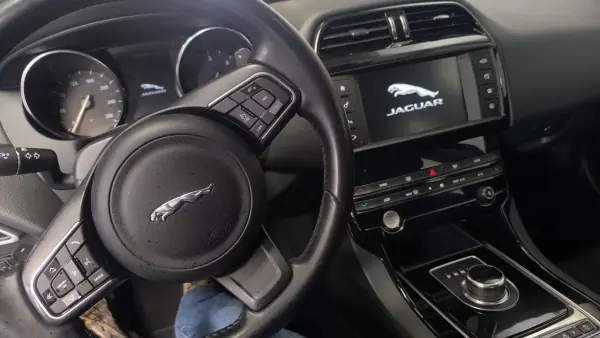 Jaguar XE 2018 - 13900 EUR, 147000 km - AUTO.MOTO.pt - 147000km - foto 4 de 14