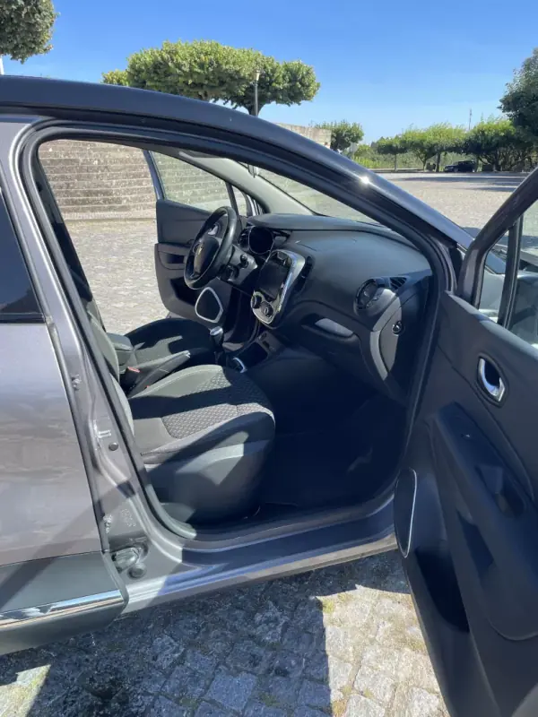 Renault Captur 2019 - 13900 EUR, 73850 km - AUTO.MOTO.pt - 73850km - foto 10 de 18
