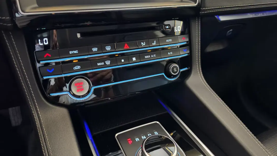 Jaguar F-Pace 2017 - 19500 EUR, 157804 km - 157804km - foto 62 de 74