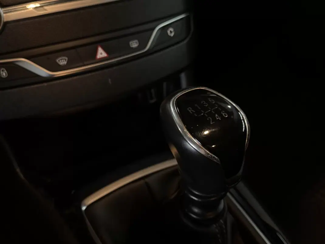 Peugeot 308 SW 2020 - 13490 EUR, 149900 km - AUTO.MOTO.pt - 149900km - foto 28 de 34