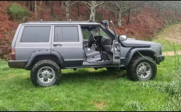 Jeep Cherokee 1997 - 12000 EUR, 250000 km - 250000km - foto 3 de 11