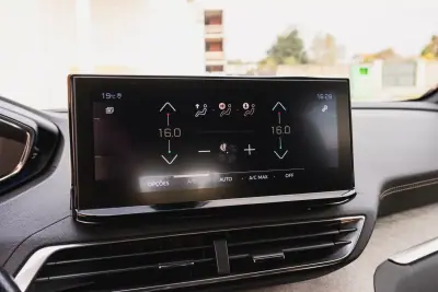 Peugeot 5008 2021 - 24000 EUR, 128300 km - AUTO.MOTO.pt - 128300km - foto 15 de 23