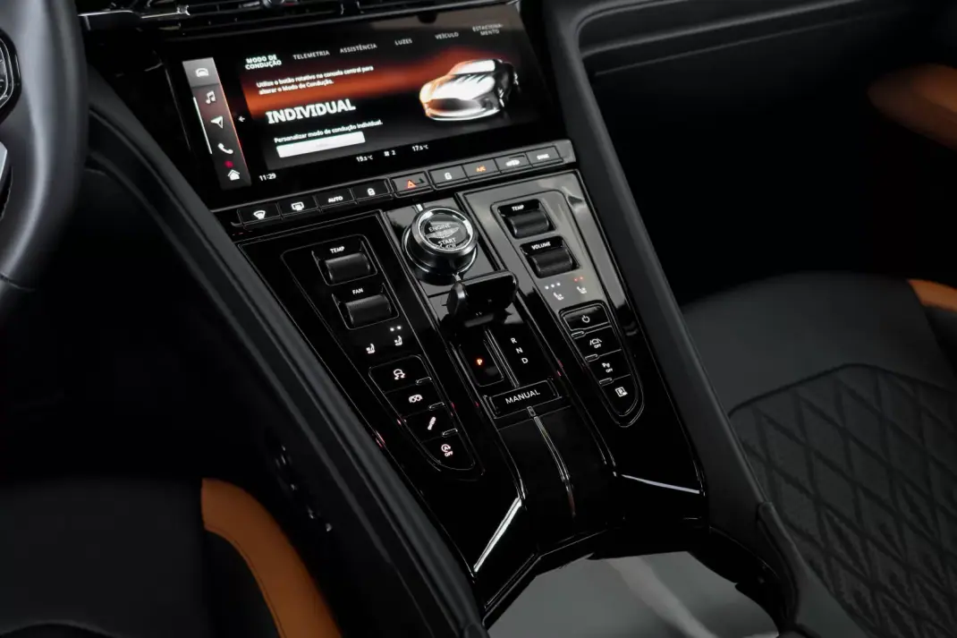 Aston Martin DB12 Coupé 2024 - 300000 EUR, 7650 km - AUTO.MOTO.pt - 7650km - foto 11 de 22