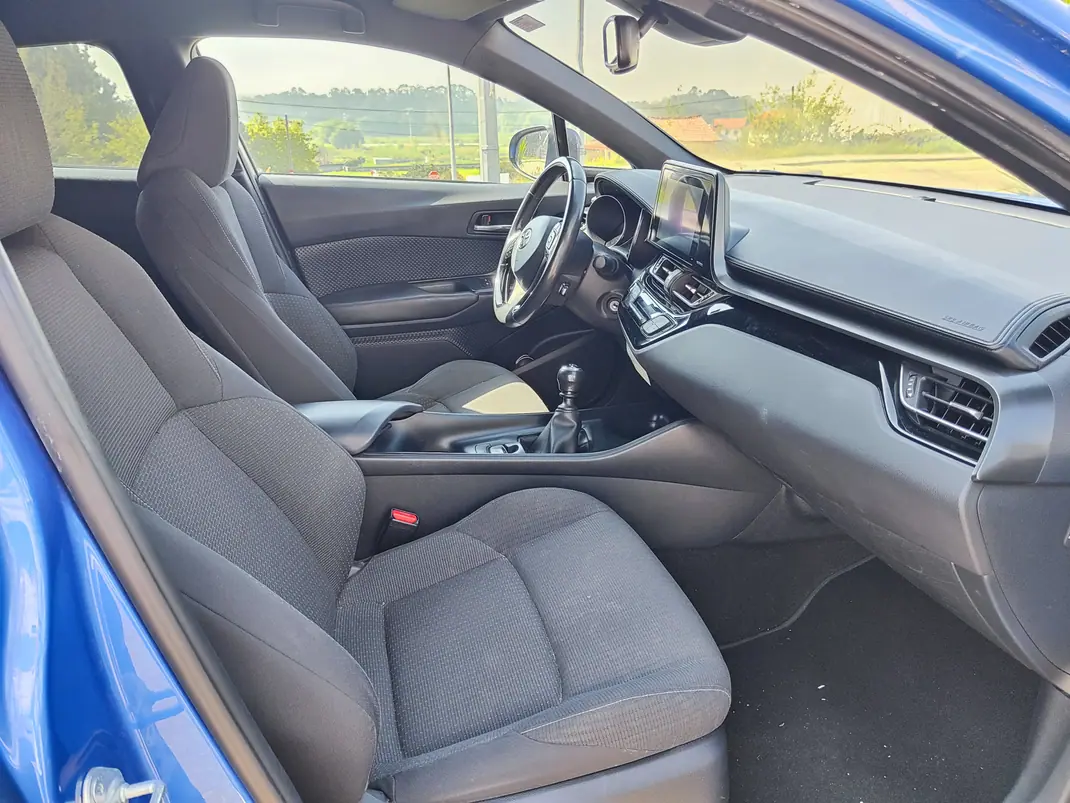 Toyota C-HR 2017 - 16500 EUR, 83000 km - AUTO.MOTO.pt - 83000km - foto 8 de 10