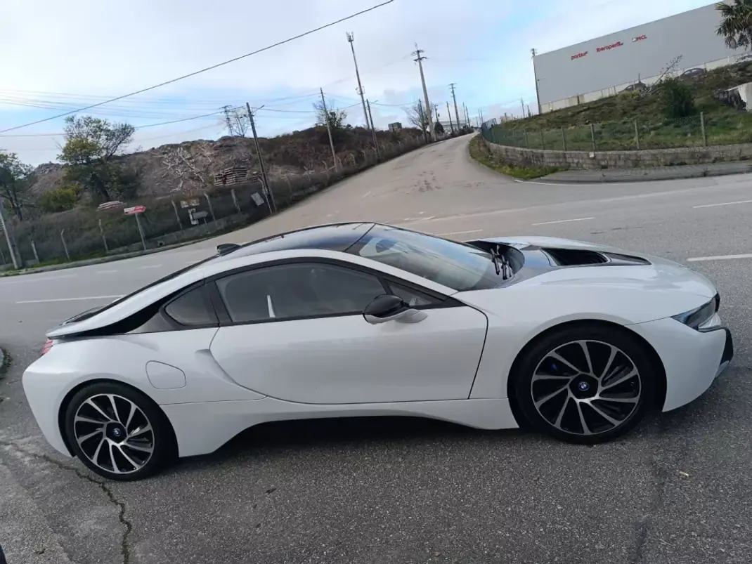 BMW i8 2016 - 71000 EUR, 140000 km - AUTO.MOTO.pt - 140000km - foto 4 de 25