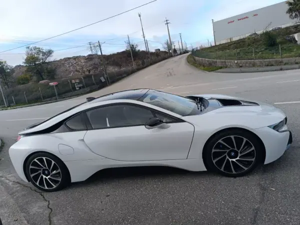 BMW i8 2016 - 71000 EUR, 140000 km - AUTO.MOTO.pt - 140000km - foto 4 de 25