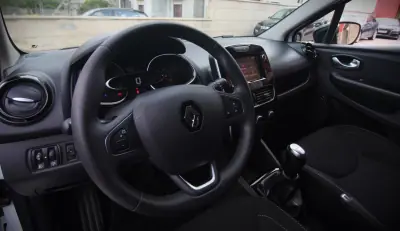Renault Clio Sport Tourer 2020 - 12990 EUR, 53000 km - AUTO.MOTO.pt - 53000km - foto 9 de 36