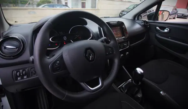 Renault Clio Sport Tourer 2020 - 12990 EUR, 53000 km - AUTO.MOTO.pt - 53000km - foto 9 de 36