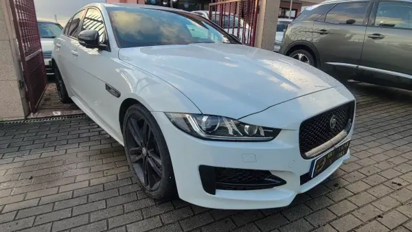 Jaguar XE 2016 — foto 2 de 12