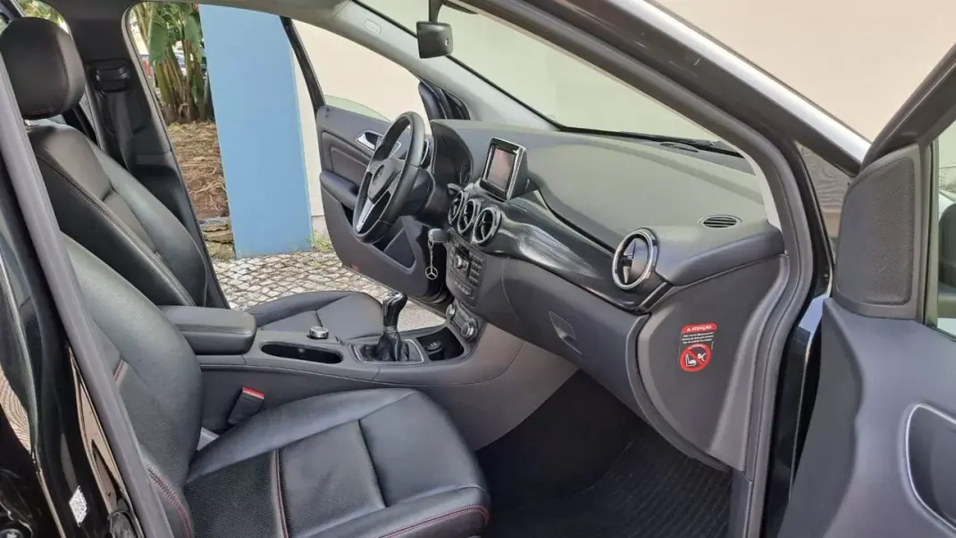 Mercedes-Benz B 180 2014 - 13890 EUR, 141469 km - AUTO.MOTO.pt - 141469km - foto 28 de 43