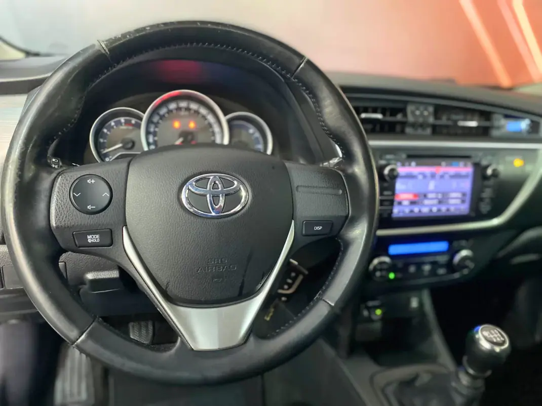 Toyota Auris Touring Sports 2015 - 11500 EUR, 139900 km - 139900km - foto 14 de 17