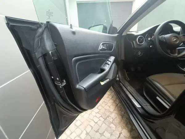Mercedes-Benz CLA 200 2016 - 15000 EUR, 250000 km - AUTO.MOTO.pt - 250000km - foto 4 de 9