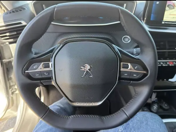 Peugeot 208 2023 - 14900 EUR, 27200 km - AUTO.MOTO.pt - 27200km - foto 12 de 16