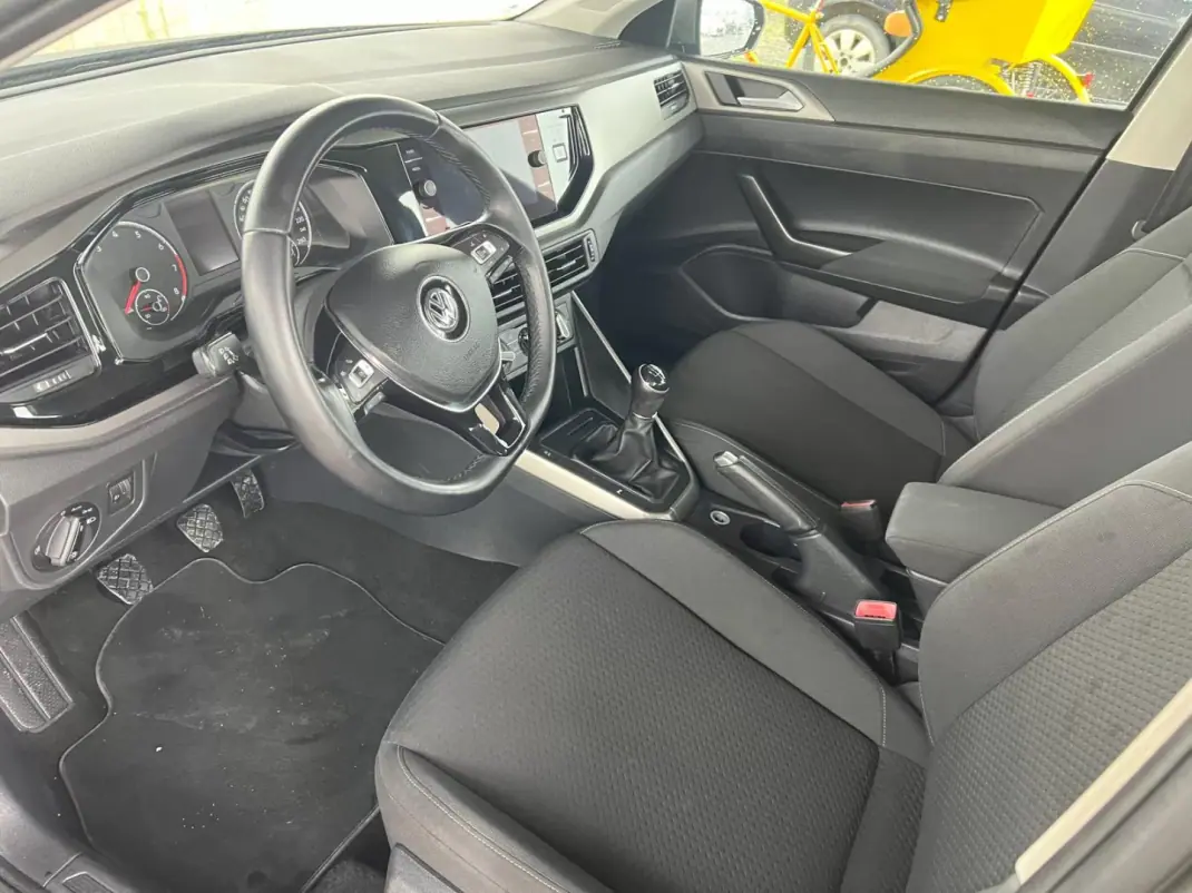Volkswagen Polo 2018 - 12500 EUR, 98000 km - AUTO.MOTO.pt - 98000km - foto 8 de 10