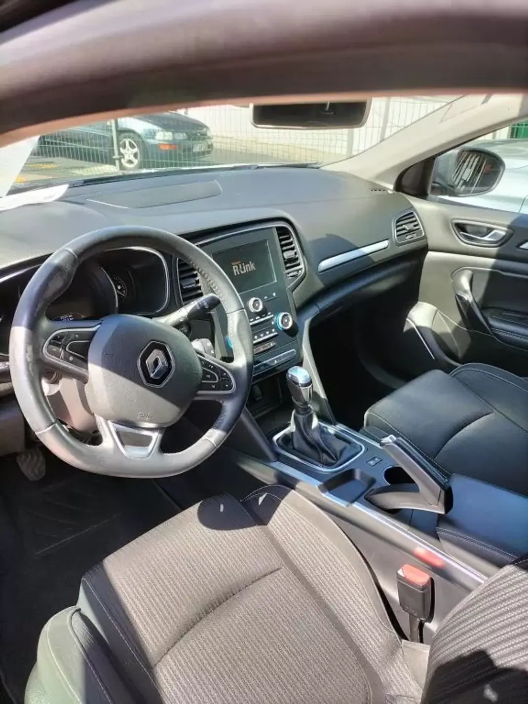 Renault Mégane Sport Tourer 2018 - 15950 EUR, 123820 km - AUTO.MOTO.pt - 123820km - foto 7 de 13