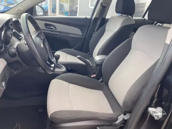 Chevrolet Cruze 2013 - 10750 EUR, 115000 km - AUTO.MOTO.pt - 115000km - foto 17 de 42