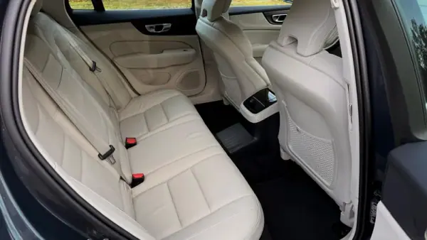 Volvo V60 2020 - 26500 EUR, 129000 km - AUTO.MOTO.pt - 129000km - foto 16 de 25