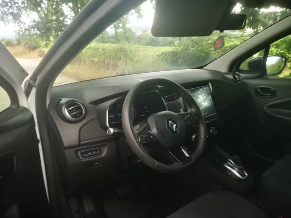 Renault Zoe 2020 - 13450 EUR, 110000 km - AUTO.MOTO.pt - 110000km - foto 15 de 16