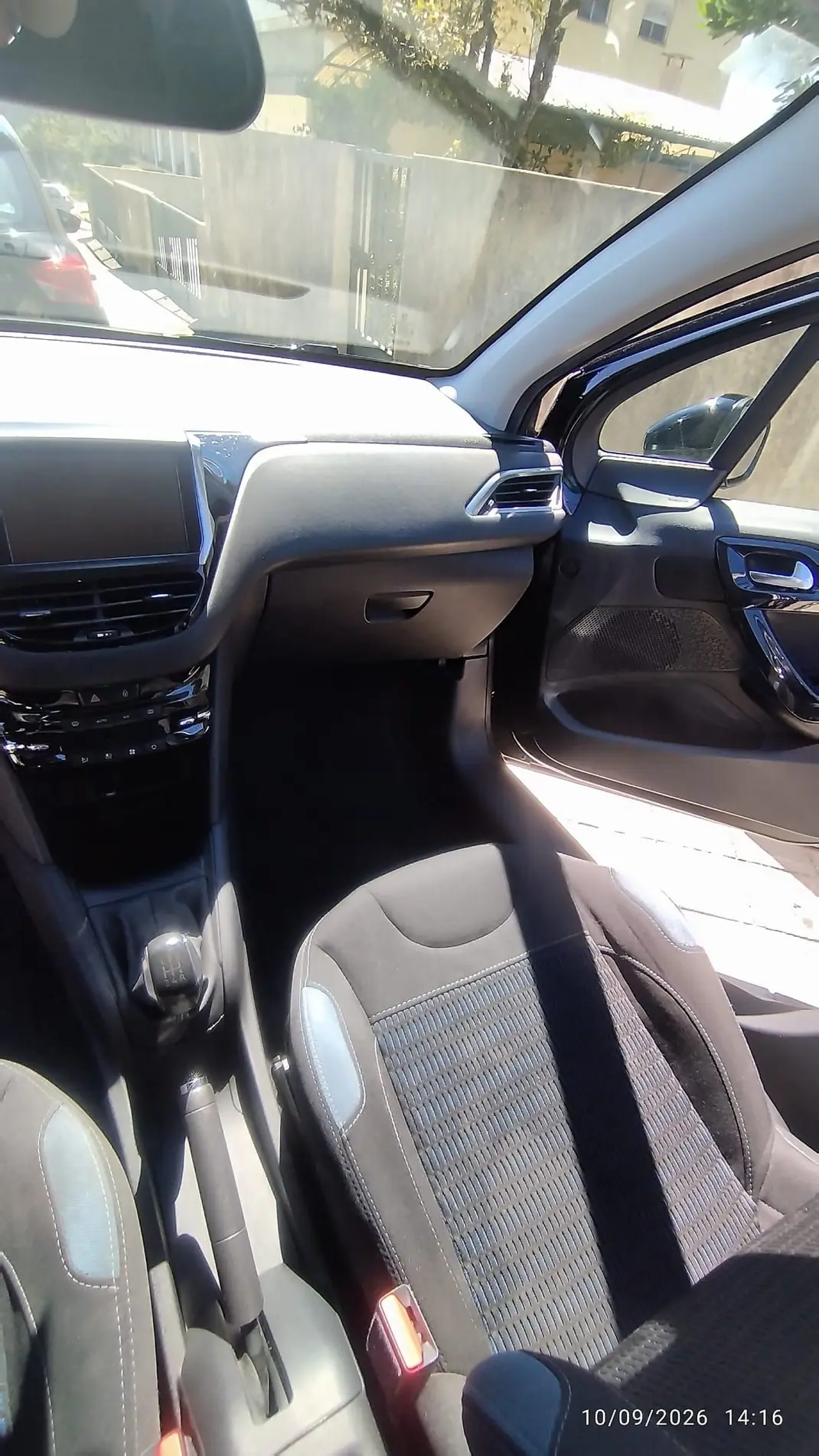 Peugeot 208 2015 - 7000 EUR, 133000 km - 133000km - foto 11 de 15