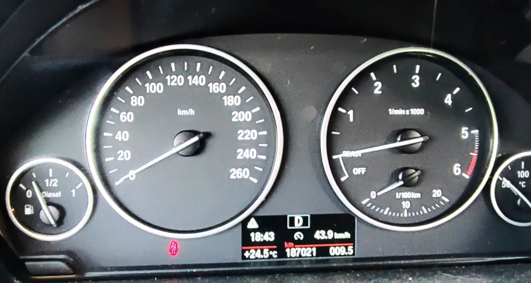 BMW 318 2017 - 15000 EUR, 187000 km - 187000km - foto 12 de 15
