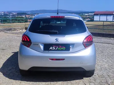 Peugeot 208 2017 - 7500 EUR, 183274 km - AUTO.MOTO.pt - 183274km - foto 8 de 23