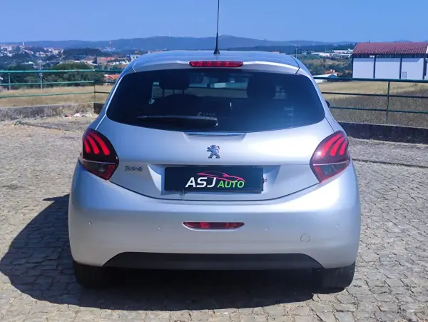 Peugeot 208 2017 - 7500 EUR, 183274 km - AUTO.MOTO.pt - 183274km - foto 8 de 23