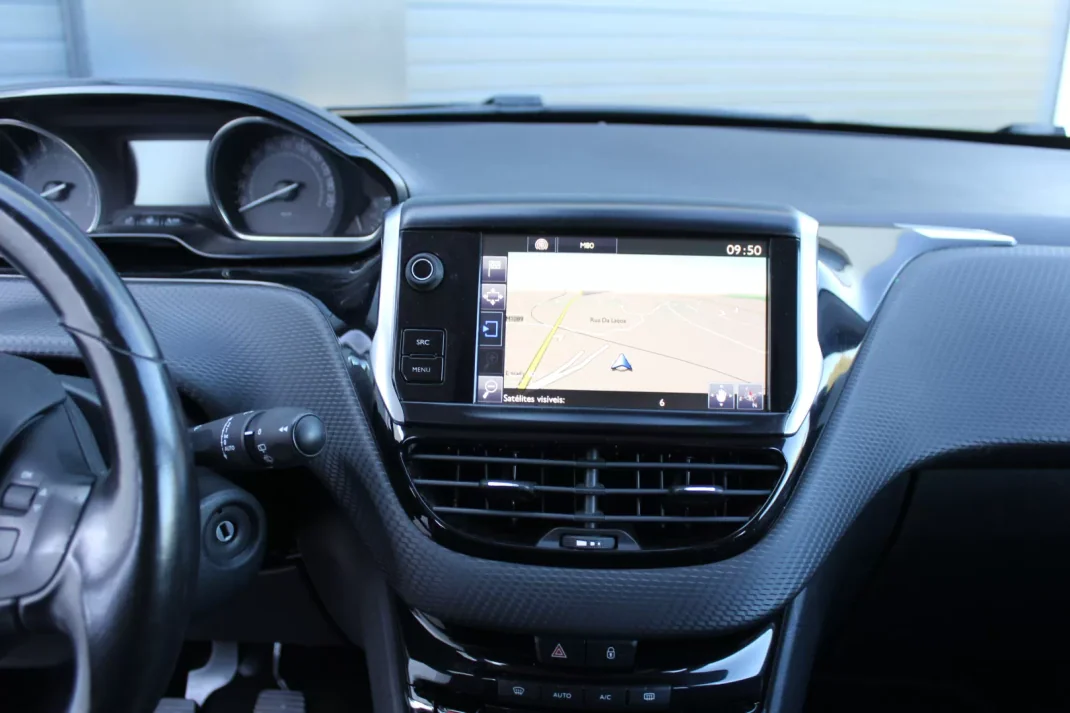 Peugeot 2008 2015 - 10500 EUR, 148600 km - AUTO.MOTO.pt - 148600km - foto 13 de 19