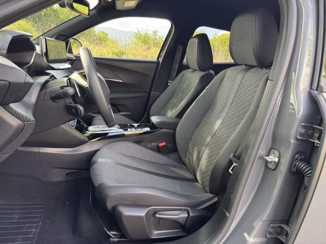 Peugeot 2008 2025 - 24900 EUR, 22017 km - AUTO.MOTO.pt - 22017km - foto 22 de 25