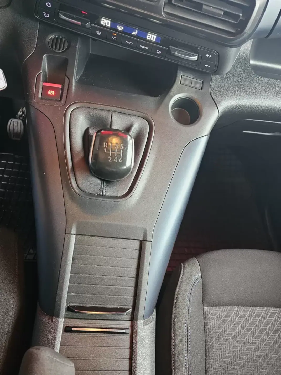 Peugeot Rifter 2021 - 17999 EUR, 83000 km - AUTO.MOTO.pt - 83000km - foto 15 de 21