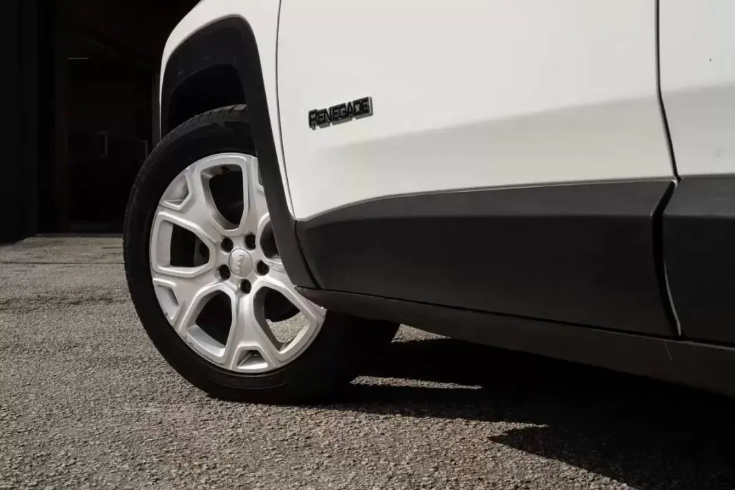 Jeep Renegade 2020 - 17600 EUR, 100000 km - AUTO.MOTO.pt - 100000km - foto 10 de 26