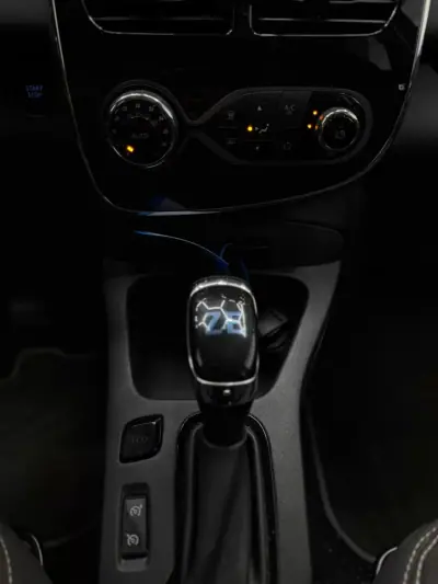 Renault Zoe 2019 - 10500 EUR, 130000 km - AUTO.MOTO.pt - 130000km - foto 11 de 18