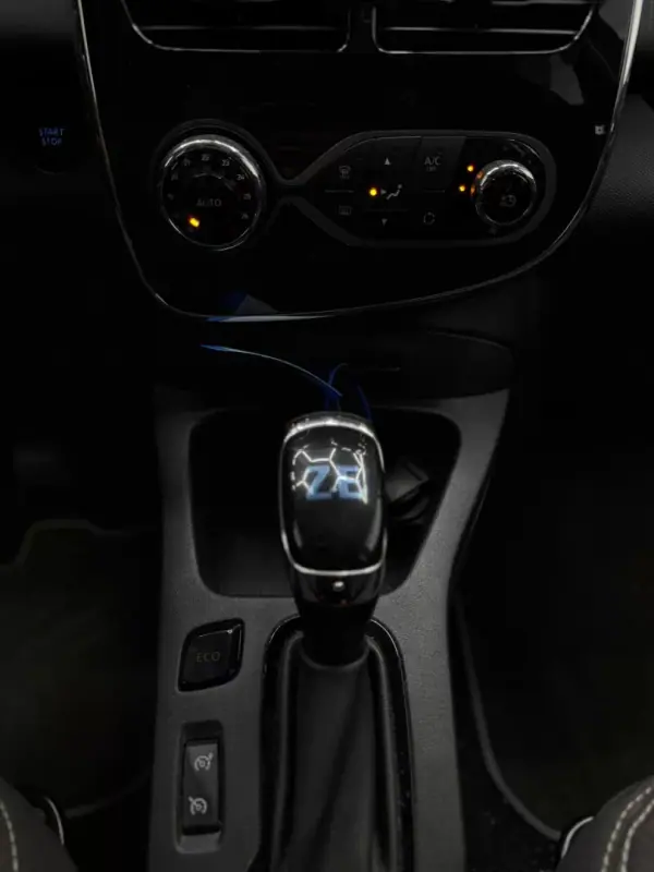 Renault Zoe 2019 - 10500 EUR, 130000 km - AUTO.MOTO.pt - 130000km - foto 11 de 18