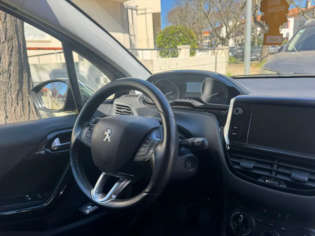 Peugeot 208 2019 - 10500 EUR, 136500 km - AUTO.MOTO.pt - 136500km - foto 6 de 8