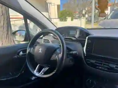 Peugeot 208 2019 - 10500 EUR, 136500 km - AUTO.MOTO.pt - 136500km - foto 6 de 8