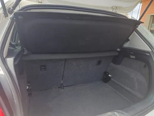 Volkswagen Polo 2014 - 8500 EUR, 127000 km - AUTO.MOTO.pt - 127000km - foto 12 de 16