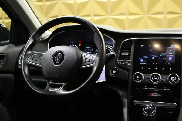 Renault Mégane Sport Tourer 2021 - 14250 EUR, 168000 km - AUTO.MOTO.pt - 168000km - foto 13 de 28