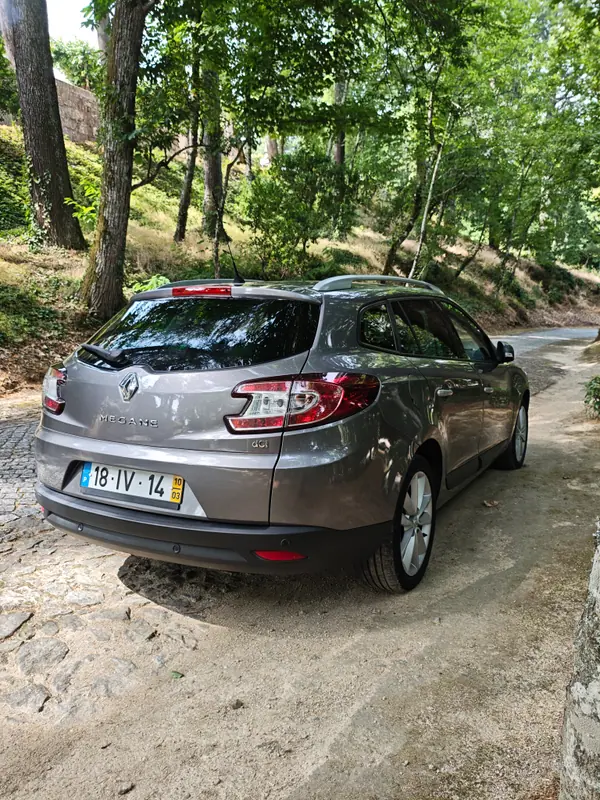 Renault Mégane Break 2010 - 3900 EUR, 257000 km - AUTO.MOTO.pt - 257000km - foto 4 de 10