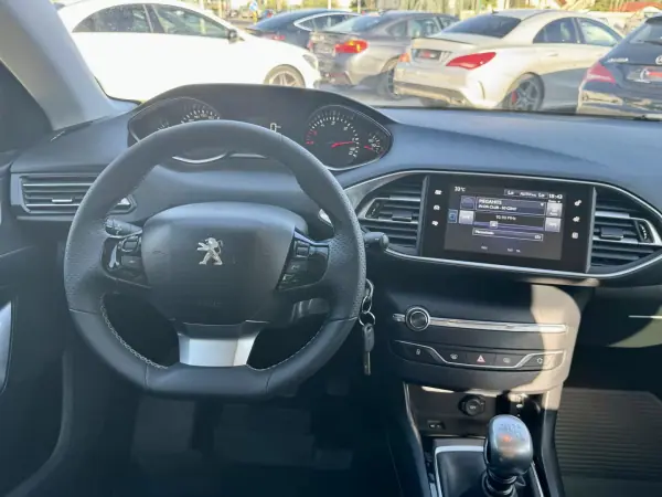 Peugeot 308 2018 - 9999 EUR, 120000 km - AUTO.MOTO.pt - 120000km - foto 5 de 19