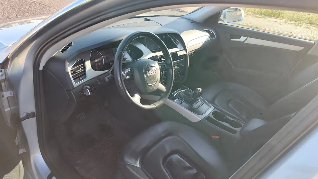 Audi A4 2010 - 9450 EUR, 236000 km - 236000km - foto 8 de 9