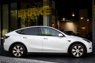 Tesla Model Y 2023 - 37900 EUR, 74250 km - AUTO.MOTO.pt - 74250km - foto 5 de 40