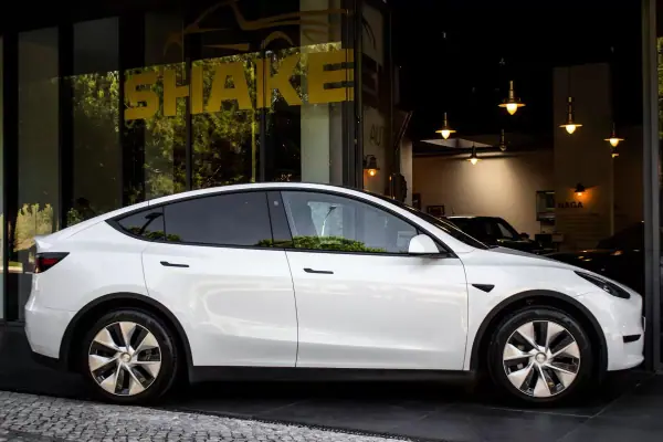 Tesla Model Y 2023 - 37900 EUR, 74250 km - AUTO.MOTO.pt - 74250km - foto 5 de 40