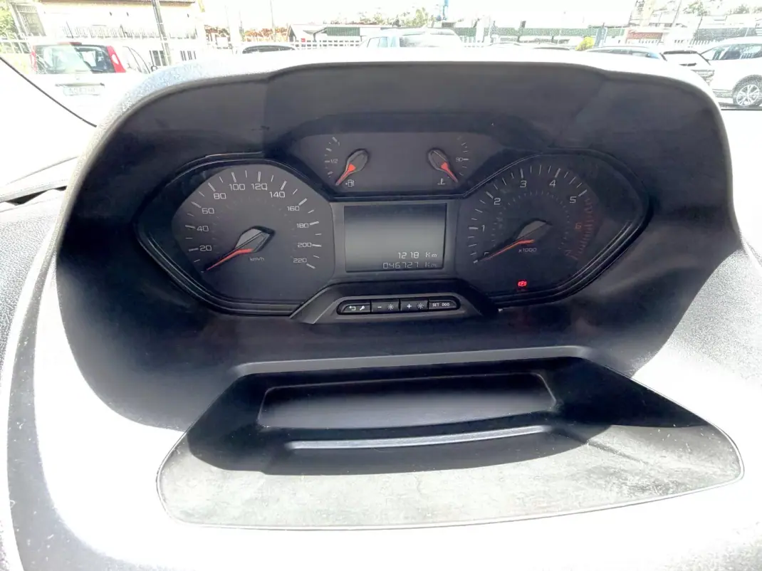 Peugeot 1.5 BLUEHDI ASPHALT LONGA 2023 - 18750 EUR, 46727 km - AUTO.MOTO.pt - 46727km - foto 8 de 15